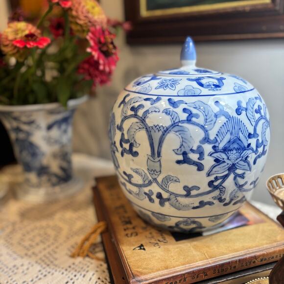 Vtg Chinese Oriental Blue white Porcelain Globe jar w/lid ginger jar chinoiserie - Picture 3 of 9